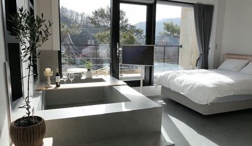 Room (102)