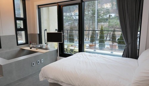 Room (103)