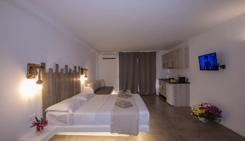 Suite Erato with Outdoor Heated Spa Tub