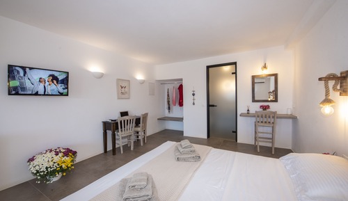 Suite Dion with Outdoor Heated Spa Tub