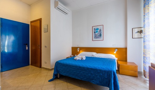 Habitación cuádruple Confort, vistas parciales al mar