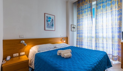 Habitación Confort doble, vistas parciales al mar