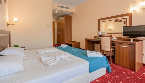 Habitación estándar con 1 cama doble o 2 individuales, vistas a la piscina