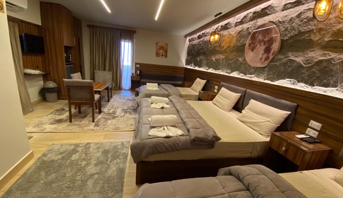 Habitación cuádruple Deluxe, varias camas, terraza, vistas a la ciudad