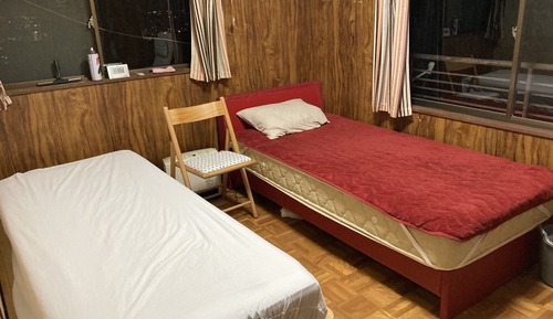 Habitación económica con 2 camas individuales, no fumadores, vistas a la colina (Room C)