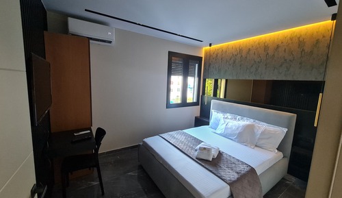 Room 02