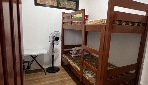 Habitación básica con 1 cama doble o 2 individuales
