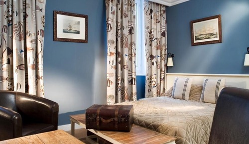 Habitación estándar con 1 cama doble o 2 individuales, baño privado, vistas al puerto