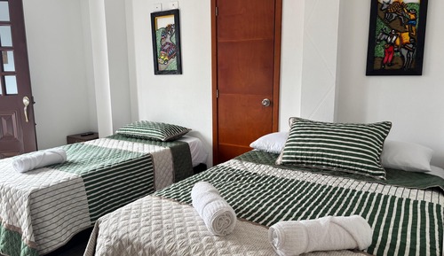Habitación estándar, varias camas, balcón