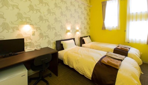 Habitación básica con 2 camas individuales