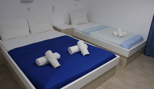 Habitación cuádruple superior, varias camas, vistas al jardín