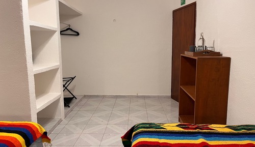 Habitación básica con 1 cama doble o 2 individuales