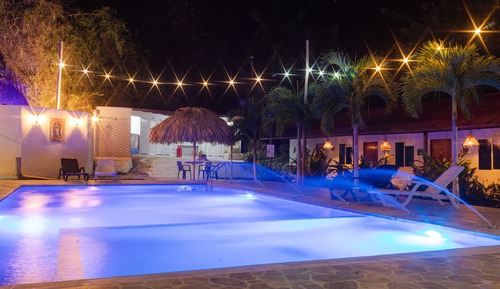 Habitación básica, varias camas, baño privado, vistas a la piscina