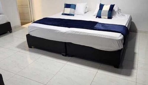 Habitación con 1 cama doble o 2 individuales, 2 camas individuales, baño privado