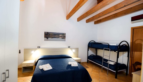 Estudio familiar, varias camas