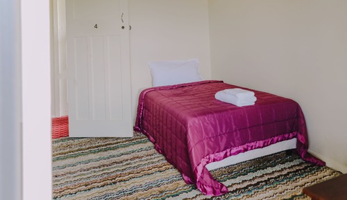 Habitación básica con 2 camas individuales