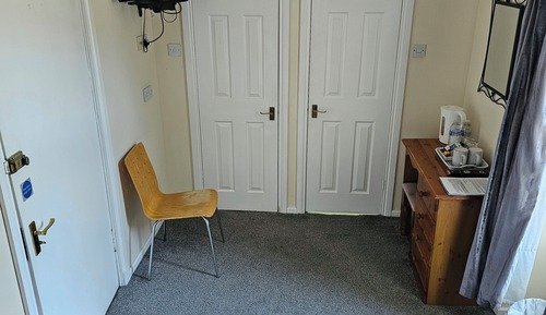 Habitación básica con 2 camas individuales