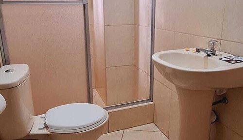 Habitación básica doble, 1 cama de matrimonio, baño privado, vistas a la ciudad