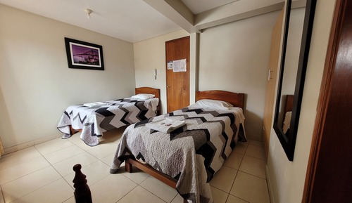 Habitación básica con 2 camas individuales, balcón, vistas a la ciudad