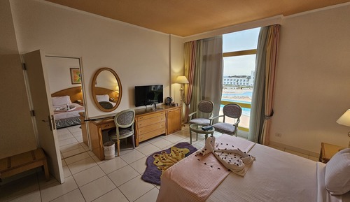 Habitación estándar con 1 cama doble o 2 individuales, vistas a la piscina