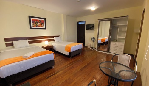 Habitación triple clásica, dormitorio mixto, baño privado, vistas al patio