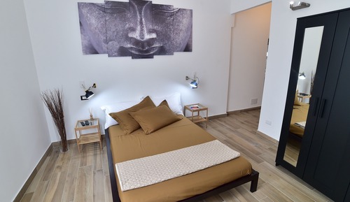 Habitación básica con 1 cama doble o 2 individuales, vistas a la ciudad