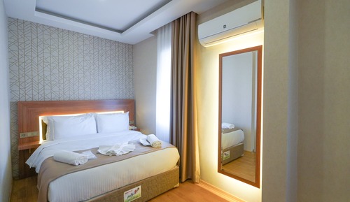 Habitación estándar con 1 cama doble o 2 individuales, vistas a la ciudad