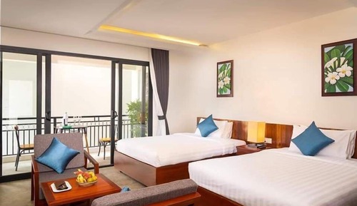 Habitación triple Deluxe, vistas a la piscina
