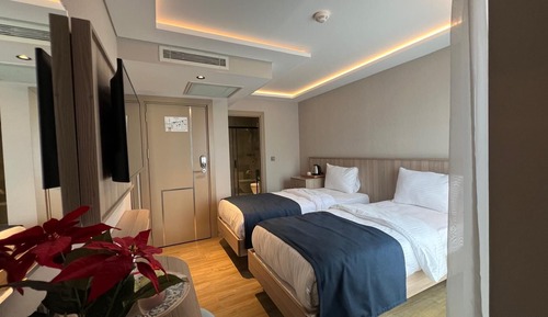 Habitación superior con 2 camas individuales, balcón