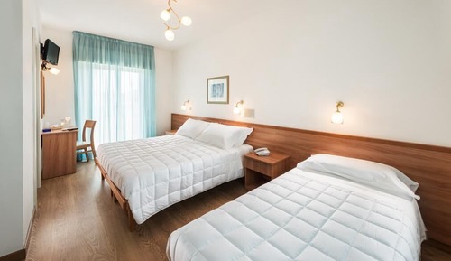 Habitación triple estándar, balcón