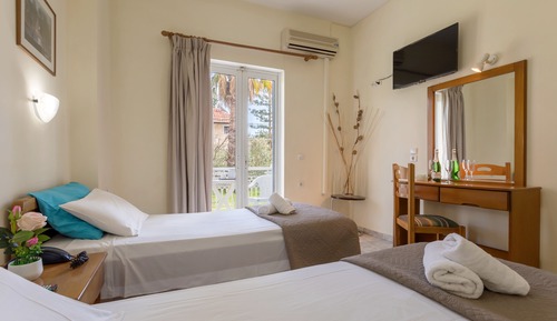 Habitación básica con 1 cama doble o 2 individuales, vistas a la piscina, en una planta alta