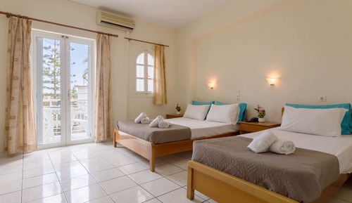 Habitación triple básica, balcón