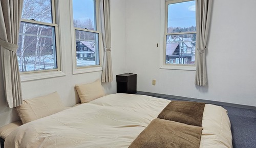 Habitación básica con 2 camas individuales