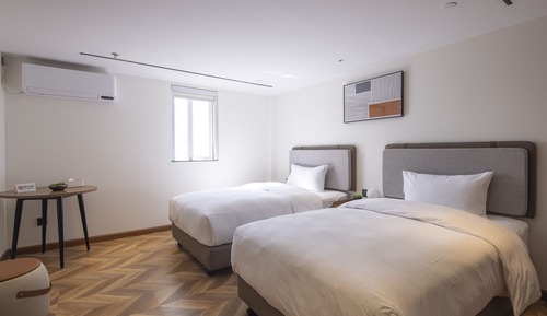 Habitación básica con 2 camas individuales