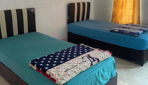 Habitación básica con 2 camas individuales