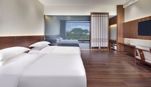 Habitación superior con 2 camas individuales, vistas al río