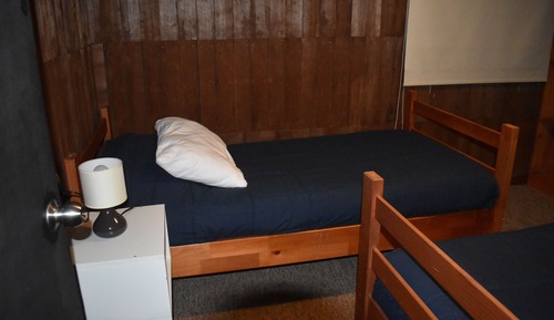 Habitación básica con 2 camas individuales