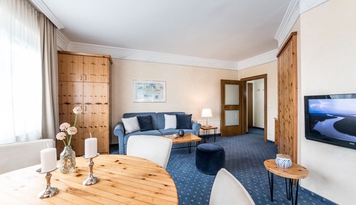 Habitación junior doble, 1 cama de matrimonio con sofá cama, balcón, en la zona del jardín