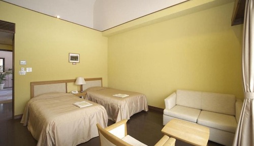 Habitación básica con 2 camas individuales