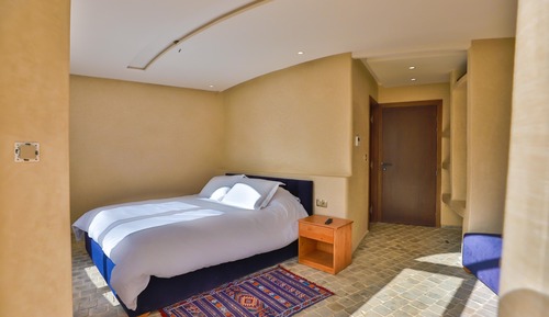 Habitación Confort doble, 1 cama de matrimonio grande, baño privado, en la zona del jardín