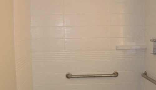 Estudio, accesible en silla de ruedas (Communications, Accessible Tub)