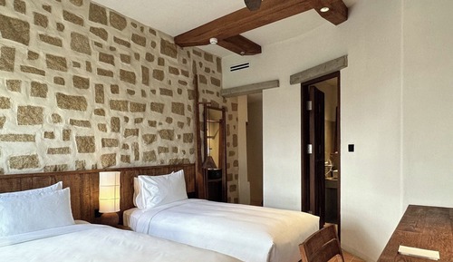 Habitación triple de diseño, varias camas, bañera, vistas al jardín