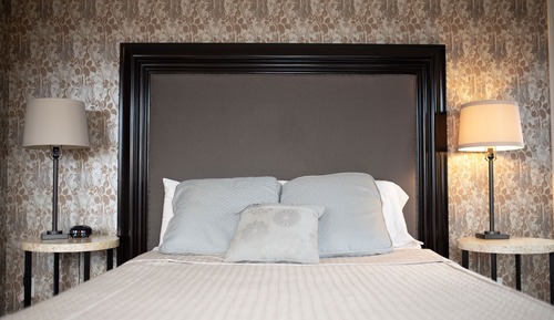 301 Deluxe Queen Suite