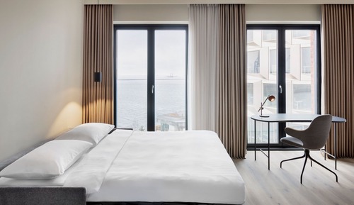 Estudio familiar, 1 cama de matrimonio con sofá cama, no fumadores, vistas al patio