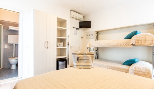 Habitación superior, varias camas, vistas parciales al mar, en esquina