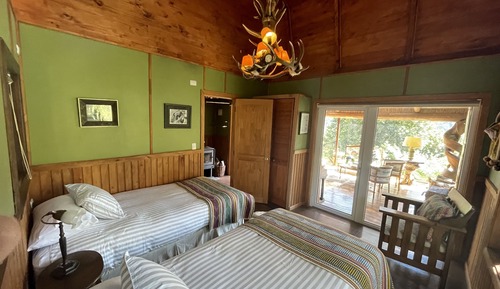 Habitación superior con 1 cama doble o 2 individuales, baño privado, vistas al jardín