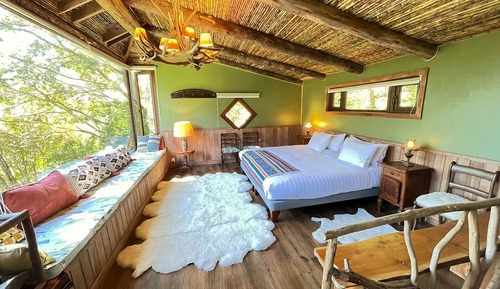 Habitación superior con 1 cama doble o 2 individuales, baño privado, vistas a la montaña