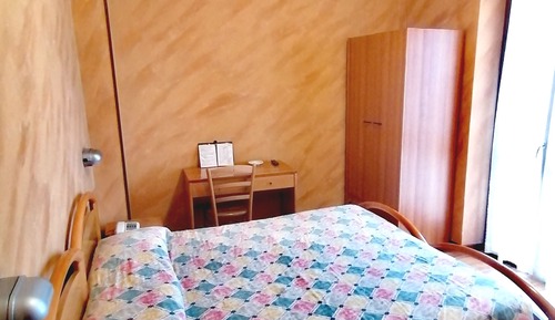 Habitación básica con 1 cama doble o 2 individuales