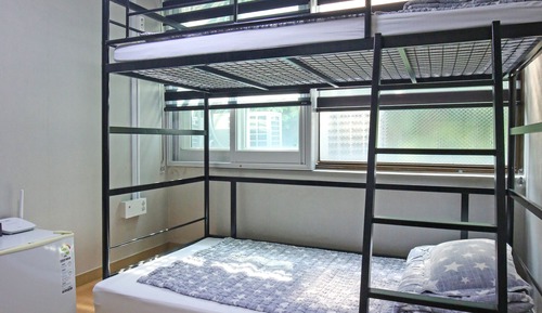 Habitación básica con 2 camas individuales