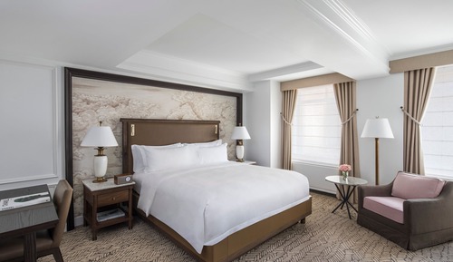Avenue View, 1 King Bed, Club Access, Mobility Accessible, Roll in Shower